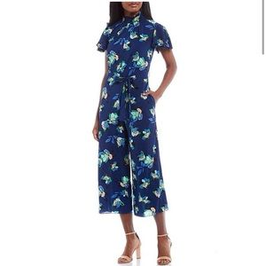 NWT Donna Morgan Floral Crepe De Chine Flutter Sleeve‎ Mock Neck Jumpsuit. Sz 10